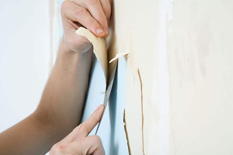 Enlever du papier peint : 5 méthodes pour le décoller facilement
