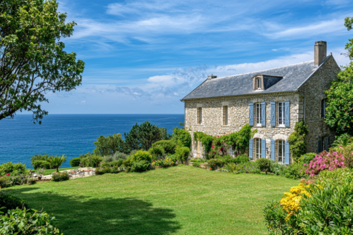 Investir en bord de mer : les pièges et risques à éviter en 2025